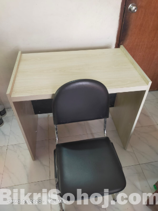 চেয়ার টেবিল একদম ফ্রেশ।